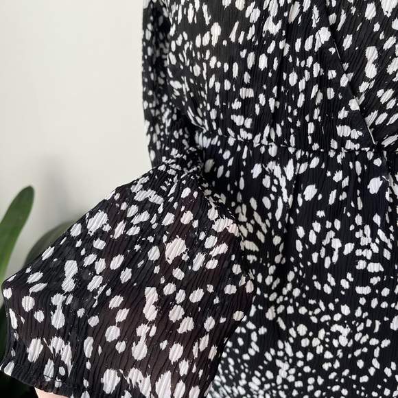 Women V neck long sleeve pleated dress
Size: S - Picture 4 of 7